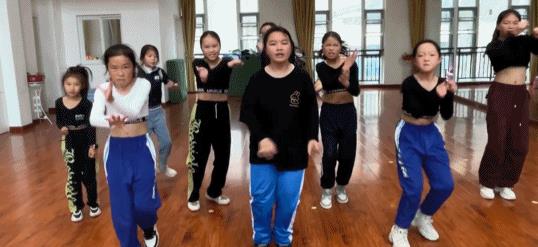 DƬ